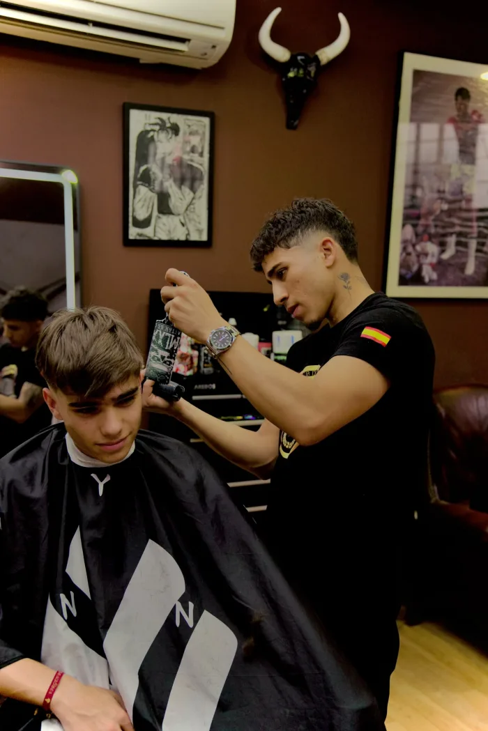 Alfredo perfilando un corte en Godside Barbershop